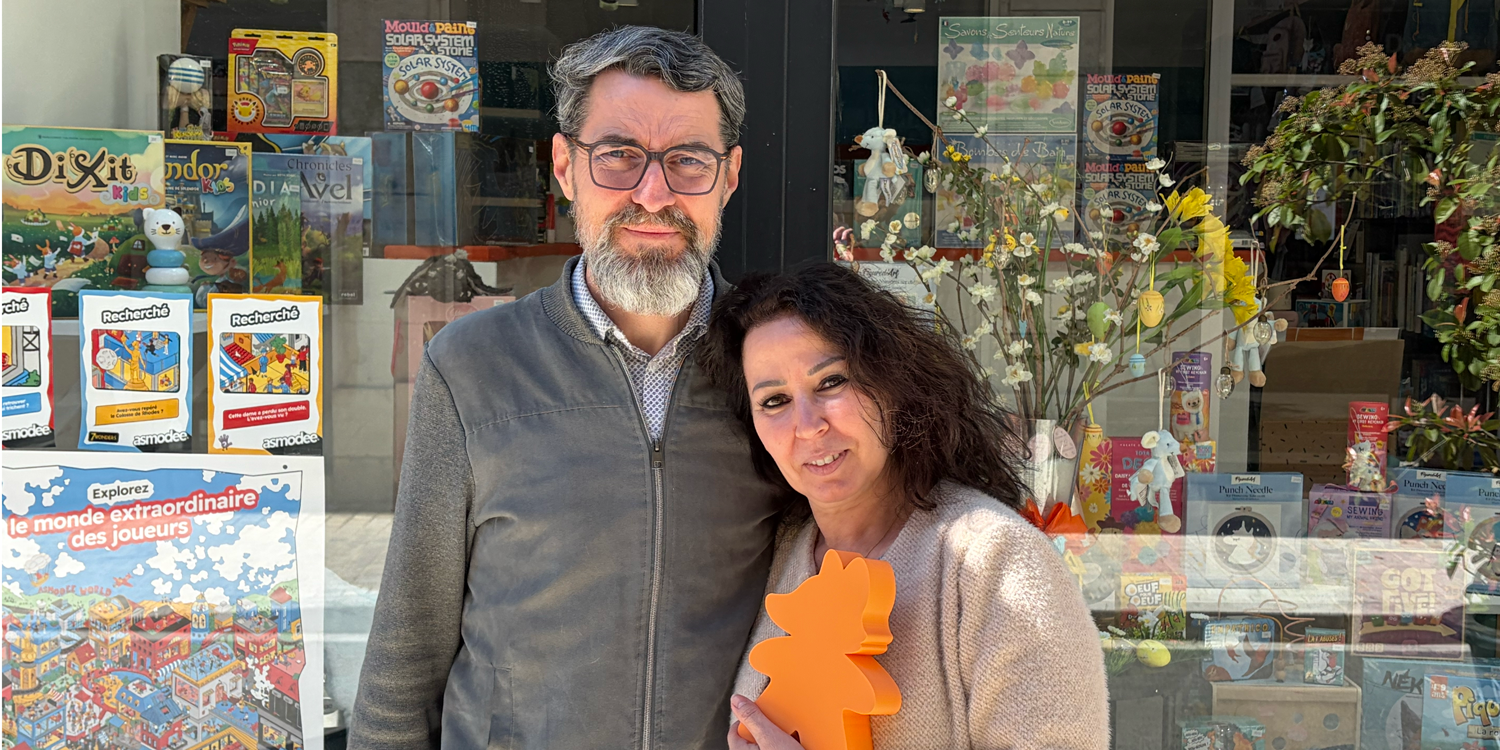 Géraldine et Pierre devant la boutique Goupil ou face